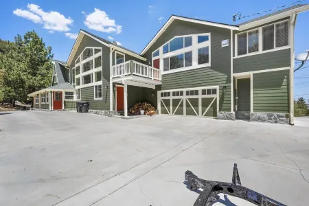 Spacious, Luxury, Picturesque "Mountain High Manor"- Ski Resort Town!