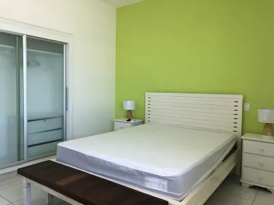 High standard apartment, balcony facing the sea, Pitangueiras Beach. Hotel a 