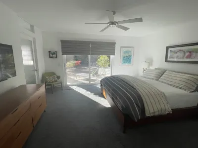 Stunning Mid-Century Home! Dreamy Private Backyard and Pool!! Các khách sạn gần Melissa Morgan Fine Art Gallery