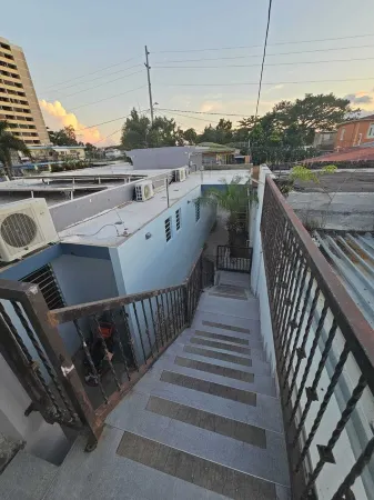 Vadis's Lux Studio in beautiful Mayagüez with WiFi, AC, laundry Отели в г. Маягуэс