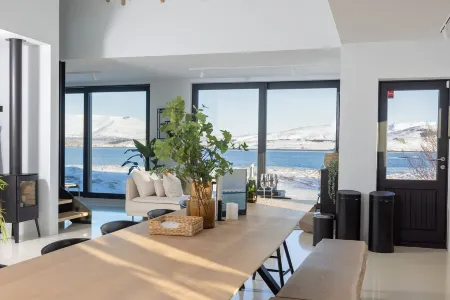 Private oceanfront paradise, northern lights immersion and wildlife