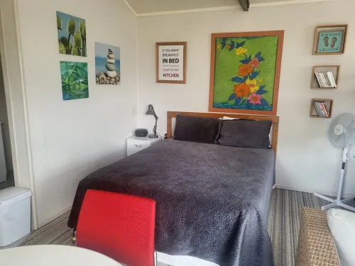 Peaceful bach close to the lake, in the heart of Kinloch Hotels in Kinloch