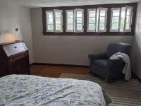 Lakeside cottage, steps away from the lake, perfect for family and friends