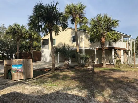 20% OFF NOV, Dog Friendly, POOL, w/Fenced Yard, Bay and Beach Access!