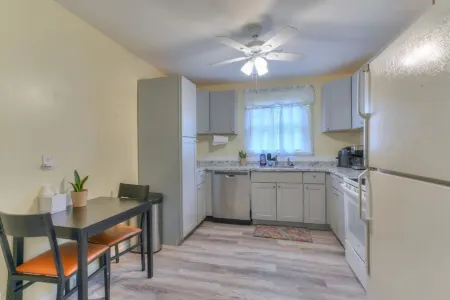 Fenced yard, pet friendly, strong wifi. Near MTSU, food and shopping.