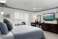 3bdr Stunning Ocean Front Condo, Beach Access, Pool, Solar