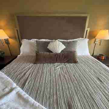 Deluxe 1 Bedroom Ocean View Condo with hot tub and pools & short stroll to beach Rooms