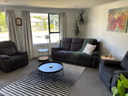 Family Home close to town. wifi-linen included Отели в г. Александра