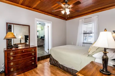 Lake Hickory Cottage