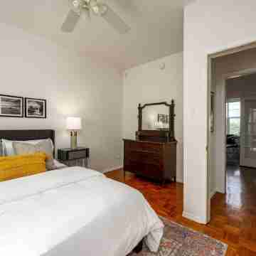 Suite Magnolia. Steps to Downtown & Breweries. Modern 2 bedroom apt w/fireplace. Rooms
