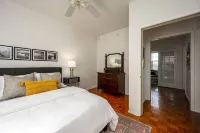 Suite Magnolia. Steps to Downtown & Breweries. Modern 2 bedroom apt w/fireplace. 鄰近Structures Brewing的酒店