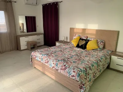 Villa Moderne de 2000m2 Avec Grande Piscine Chauffée Sécurisée Pour les Enfants Hotels in 