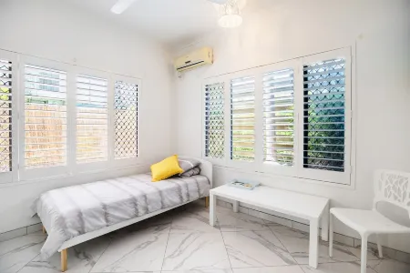 Beautiful Clean 2Bdrm Apartment Отели в г. Рапид Крик