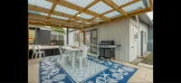 Beachy Bach - With Brand New Spa Pool! Hotels near Manawatu Caravan Club