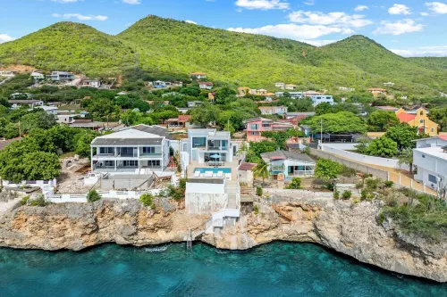 Stunning Seafront Villa in Lagun, Curacao – 5 Bedrooms with Direct Sea Access
