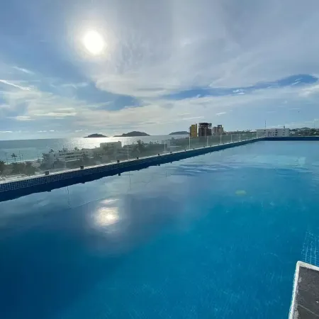 Moderno departamento con alberca, 200m al malecón