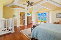 Waterfront Villa with Dock, Walk to Beach Club & Rusty Anchor Rest. 3b/r  3.5b/a のホテル