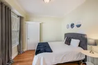 4BR/2BA Apt near downtown - 4 Queen beds, 2 Twins - Free Parking - Fast Wi-Fi