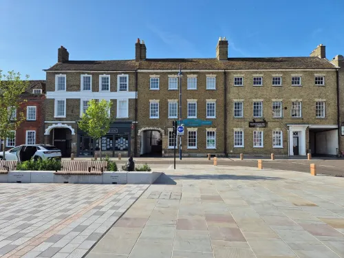 Stunning and spacious Georgian town house in historic town centre with parking!