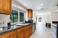 Cheerful 4 bedroom 3 bathroom house in Chino Hills Các khách sạn ở Chino Hills