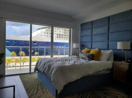 Majestic Studio Condo With Ocean and Harbour Views