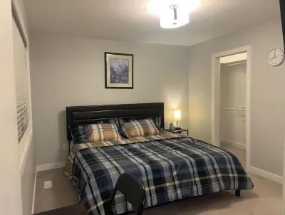 Exquisite 3 BR Villa with Double Garage-King Bed Hotels near Green Falls Plaza