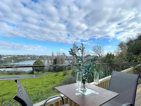 Basin ViewOrakei Basin with  180degree views Отели рядом с достопримечательностью «St. Helier's Bay, Auckland»