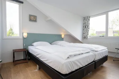 Child Friendly, 5 bedrooms, 2 bathrooms, 3 Toillets, Sauna, large garden Отели рядом с достопримечательностью «Texelse Dranken»