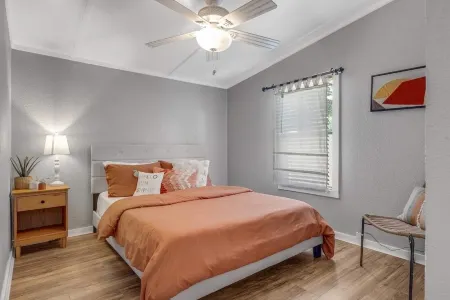 Water Front Lake Cabin Pet Friendly and FREE Paddle Boat and Kayaks!