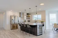 Newly Updated 3BR 3Bath Lakeview Vista, BBQ and New Appliances - King Bed Hotels in West Kelowna