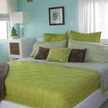 Beachfront Playa Turquesa 2 BR/2 BA Penthouse Condo W/Rooftop 50mbps WIFI Rooms