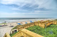 Colorful Beachfront Condo w/ Resort Amenities - 3 tähden