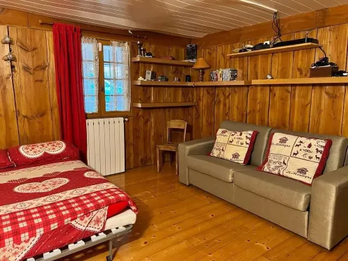 Traditional log cabin with Jacuzzi and wooded garden in the Cévennes