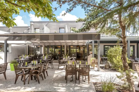 Logis Hotel Restaurant & Spa Au Comte d'Ornon Отели рядом с достопримечательностью «Eglise St-Pierre de Gradignan»