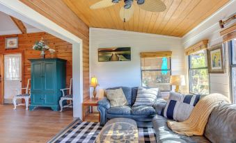 Okeechobee Cabin w/ Patio & Community Pool!