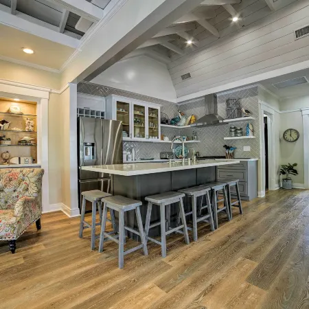 Charming Renovated Avalon Townhome, Walk to Beach!