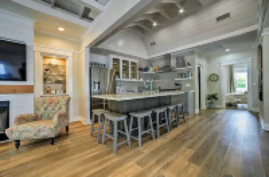 Charming Renovated Avalon Townhome, Walk to Beach!