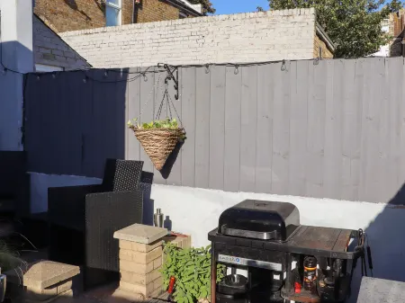 Comfortable Margate Home Отели рядом с достопримечательностью «Shell Grotto»