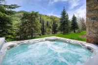 5Br Alpine Luxury Home with Private Hot Tub by RedAwning - Save 20% on 7+ Nights! - Bathtub