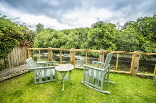 Self Catering Accommodation, Cornerstones, 16th Century Luxury House Overlooking the River
