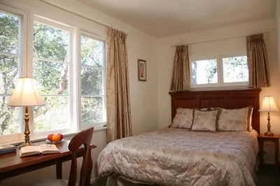 Ojai Retreat & Inn Hotels near Bart's Books