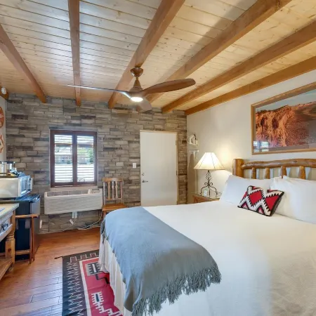 Stone Lizard Lodge