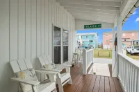 Sea la VIE 3 Bedroom Home by RedAwning - parking