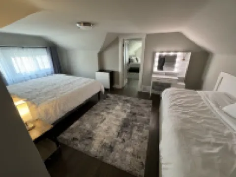 Spacious Retreat Near Convention Centers 4 Bedroom Home by RedAwning Hotels in Des Plaines