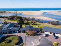 Pelican Sands Scamander Hotels in St Helens