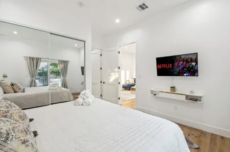 Luxury 3-Bedroom Home with Pool in Vibrant Los Angeles Отели рядом с Аэропорт Боб Хоуп