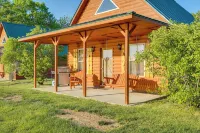 Lakefront Columbia Cabin w/ Porch & Shared Dock - Pet friendly