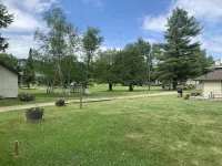 Colonial Bay Motel and Cottages - Beach