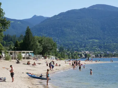 Dancing Bear Inn Hostel Отели рядом с достопримечательностью «Парк Лейк Сайд»