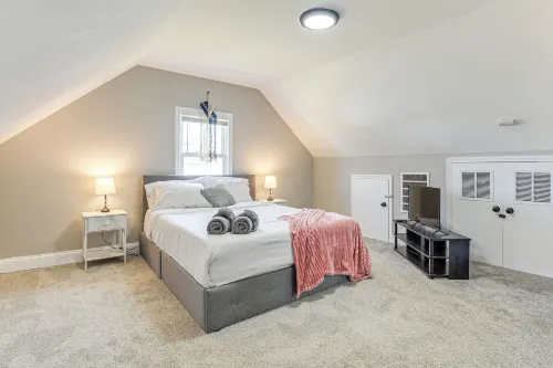 4 Mi to Universities: Quaint Parkville Apartment!